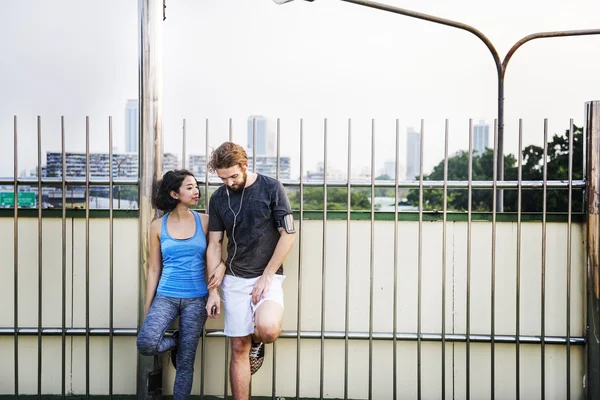 Casal fazendo exercício juntos — Fotografia de Stock