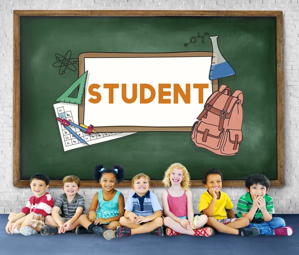 Kinder sitzen zusammen — Stockfoto