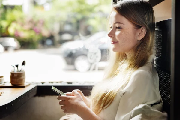 Femme utilisant un téléphone intelligent — Photo