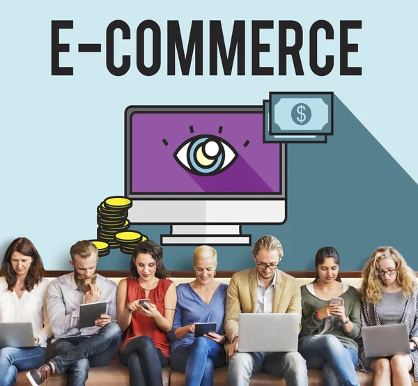 Ludzie siedzą z urządzeniami i E-Commerce — Zdjęcie stockowe