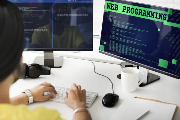 Hombre de negocios que trabaja en la computadora con programación web — Foto de Stock