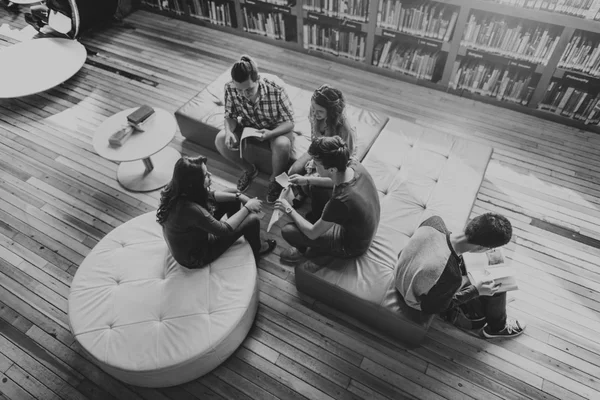 Students discussing book — Stock Photo, Image