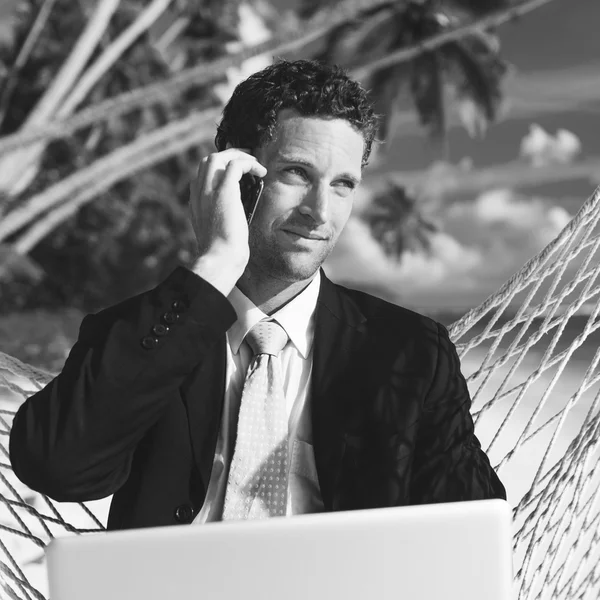 Geschäftsmann arbeitet am Strand. — Stockfoto