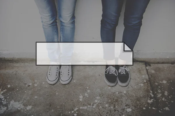 Mujeres de pie cerca de la pared — Foto de Stock