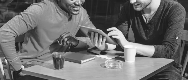 Amici seduti nel caffè — Foto Stock