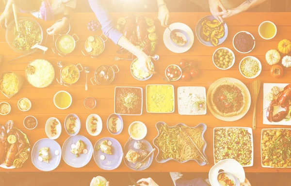 Amigos comendo para grande mesa — Fotografia de Stock