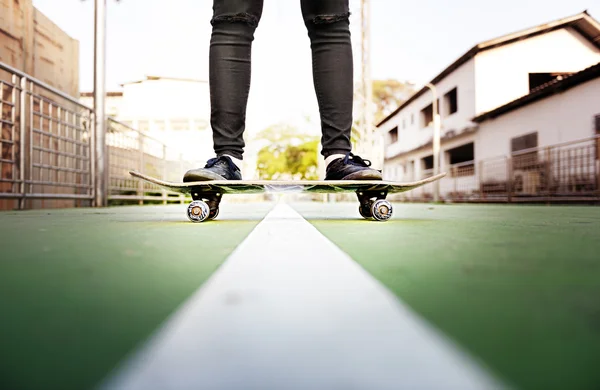 男子骑滑板 — 图库照片