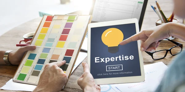 Empresarios usando tableta digital con concepto de experiencia — Foto de Stock