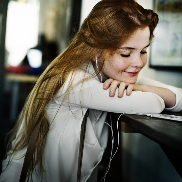 Девушка проводит время в кафе — стоковое фото