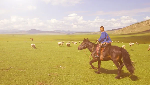 Niño inclinando la cabeza a su caballo — Foto de Stock