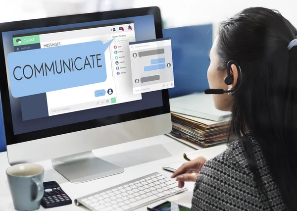 Zakenvrouw werken op de computer met communiceren — Stockfoto