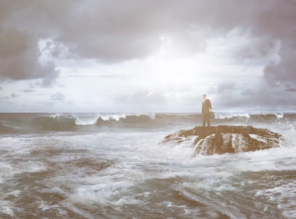 Zakenman blijven alleen op strand — Stockfoto