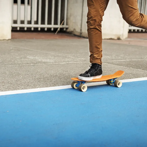 Passeio de homem no skate — Fotografia de Stock