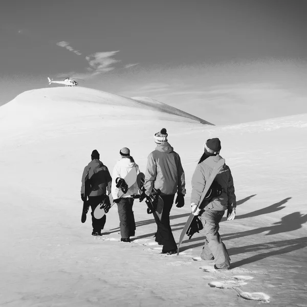 Snowboarders en la cima de la montaña — Foto de Stock