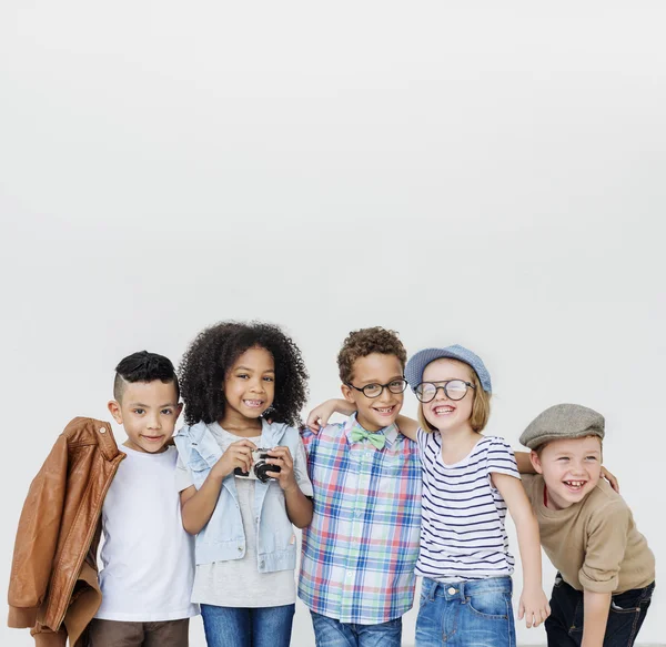 Happy Kids poserar tillsammans — Stockfoto