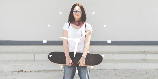 Donna con skateboard su sfondo — Foto Stock