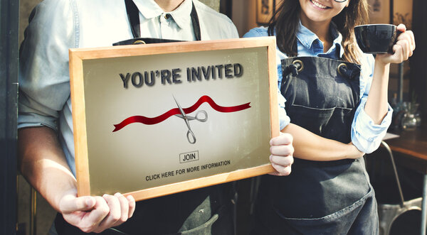 два бариста возле кофейни
