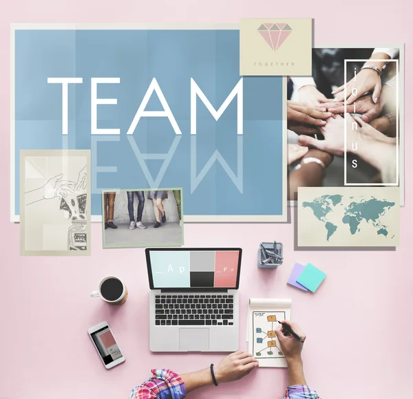 Man met laptop en Team Concept — Stockfoto