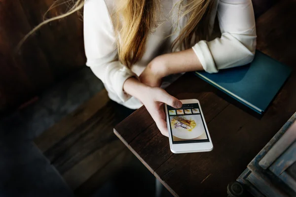 Frau benutzt Smartphone — Stockfoto