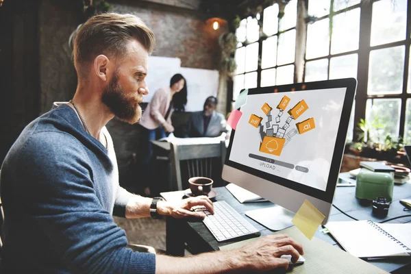 Homem trabalhando com computador — Fotografia de Stock