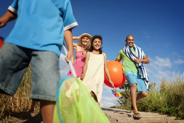 Bella famiglia insieme all'aperto — Foto Stock