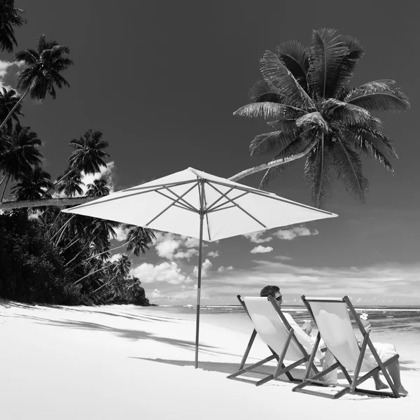 Casal relaxante em cadeiras de praia — Fotografia de Stock