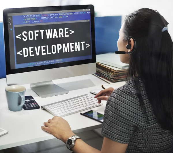 Empresária trabalhando no computador com desenvolvimento de software — Fotografia de Stock