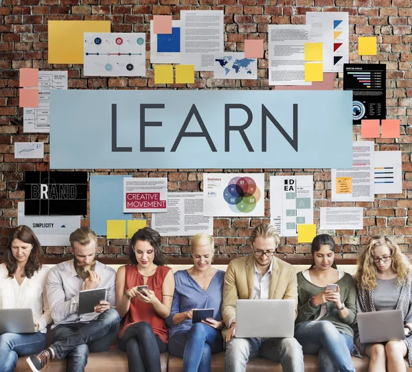 Mensen zitten met apparaten en leer — Stockfoto