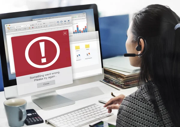 Businesswoman working on computer with error page — Stock Photo, Image