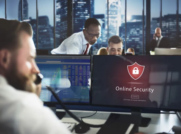 Pessoas de negócios trabalhando e segurança online — Fotografia de Stock