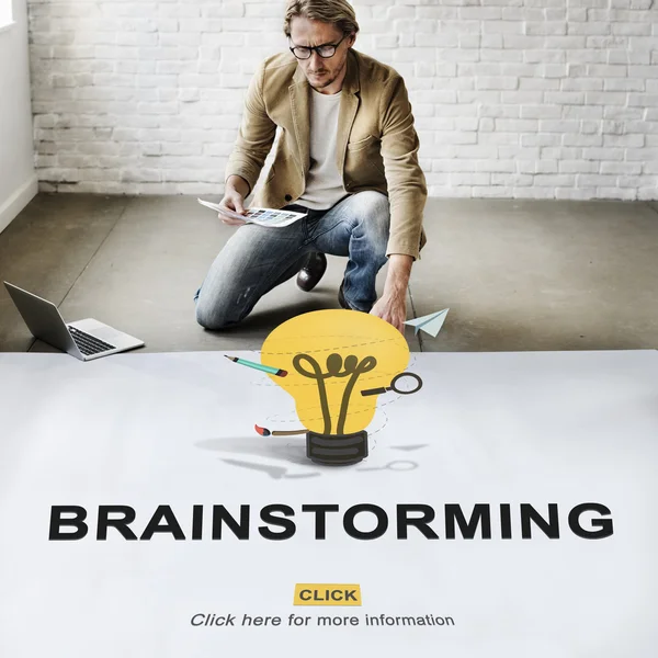 Pengusaha yang bekerja dengan brainstorming — Stok Foto