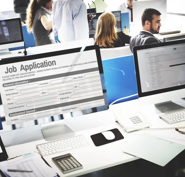 Datorskärmar med jobbansökan — Stockfoto