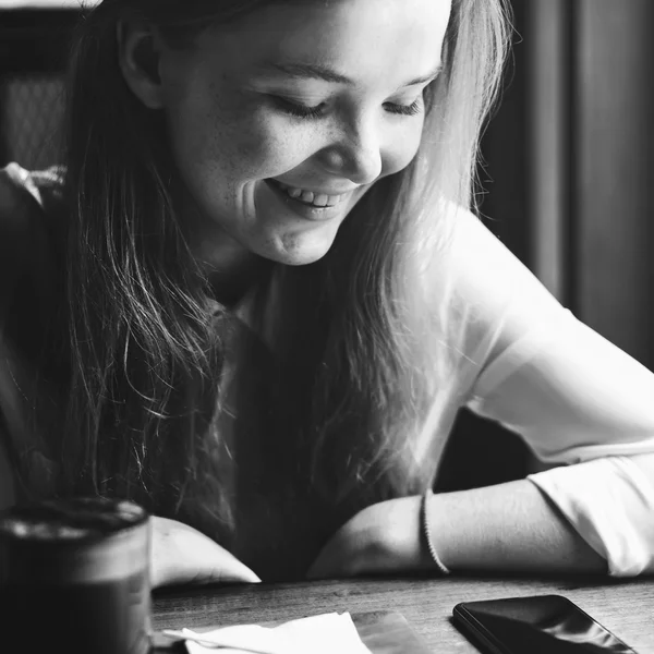 Mujer usando teléfono inteligente —  Fotos de Stock