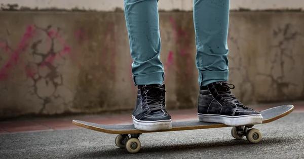 Passeio de homem no skate — Fotografia de Stock