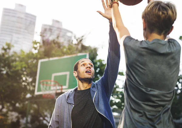 Deportista enseñando a jugar al baloncesto — Foto de Stock