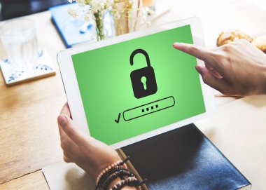 Dizüstü bilgisayarlı kadın elleri