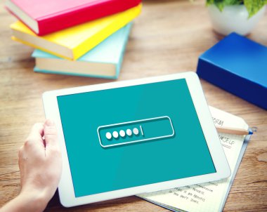 Tablet kullanan adam