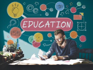 Belgelerle çalışan adam