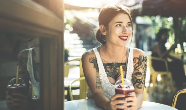 kadın içki içecek