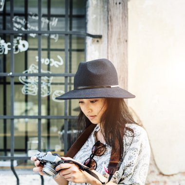 Seyahat kadın siyah şapkalı