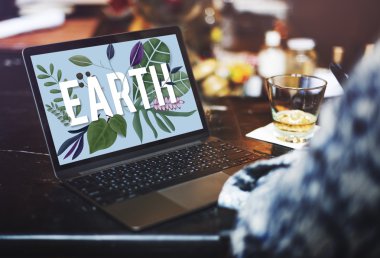 Bilisayara ile çalışan adam