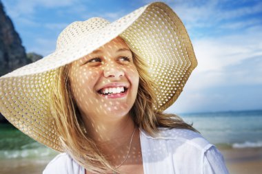 Kumsalda gülümseyen kadın 