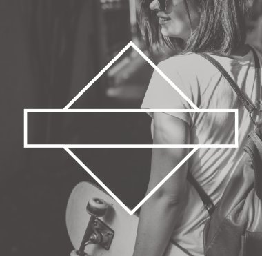 kaykay ile genç kadın