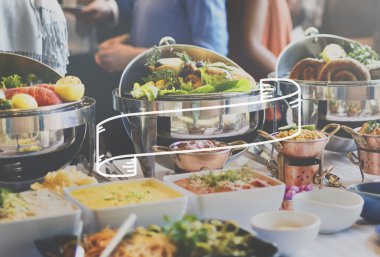 Masa çeşitli lezzetli yiyecek dolu 