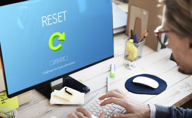 Ofiste bilgisayarla çalışan iş adamı