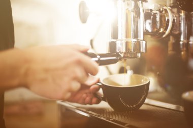 Barista kahve yapıyor 