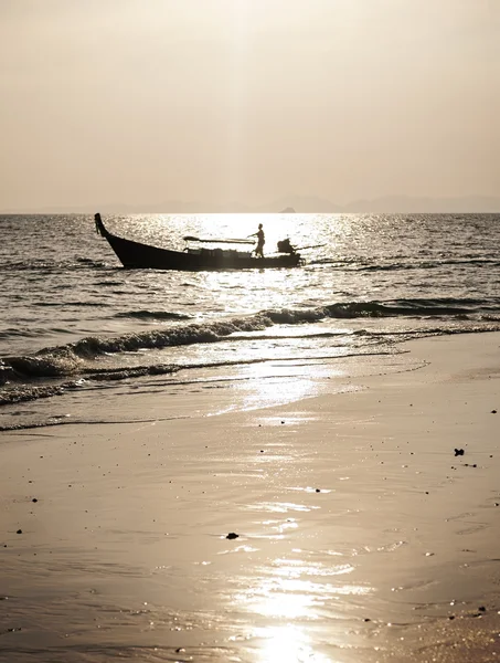 Pêcheur en bateau au coucher du soleil — Photo