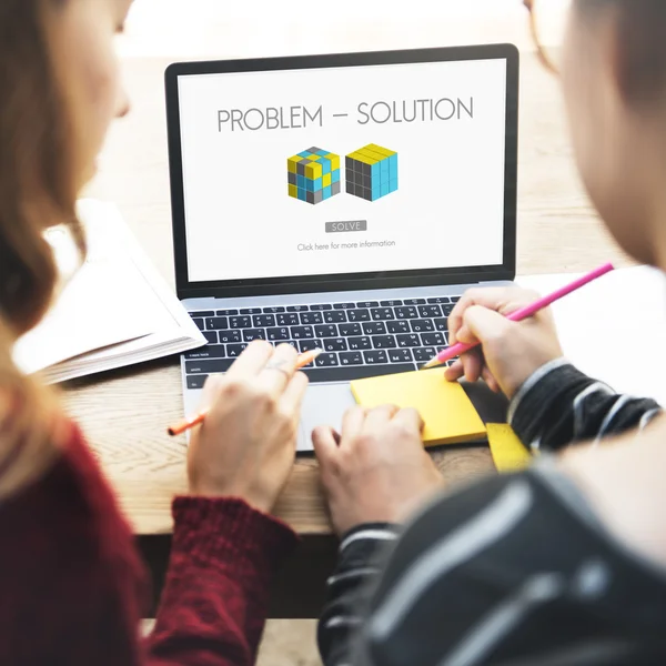 Chicas trabajando con dispositivo digital — Foto de Stock