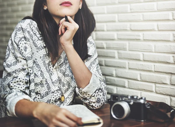 Fotograf flicka med kamera — Stockfoto