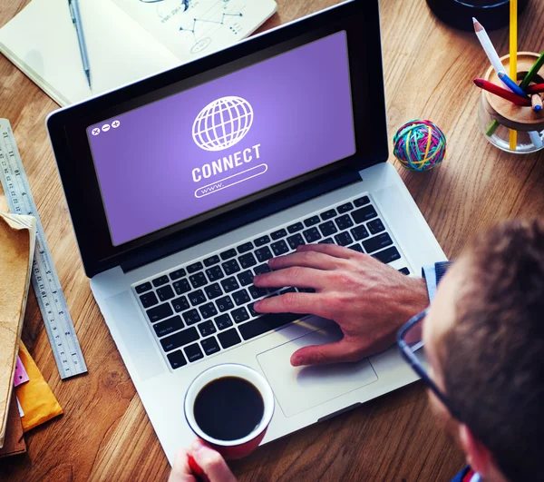 Man met laptop — Stockfoto